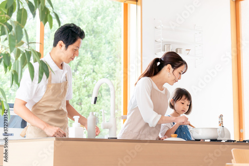 キッチンで料理する家族・ファミリー © polkadot