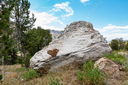 Hear shape rock in the beautiful landscape around the Favre Lake trail © Kit Leong