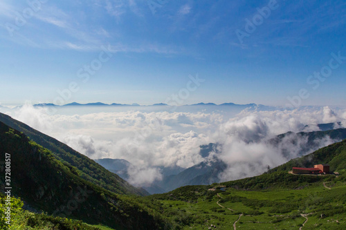 千畳敷カールからの眺望 雲海に浮かぶ富士山と南アルプスの山々
