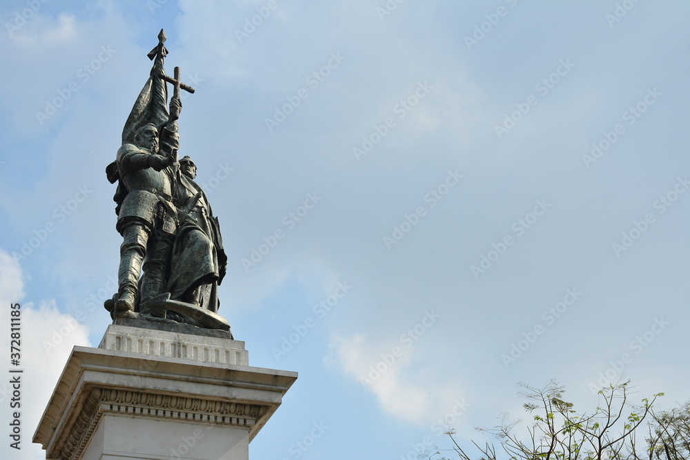 Obraz premium Miguel Lopez De Legazpi and Andres De Urdaneta statue monument in Manila, Philippines