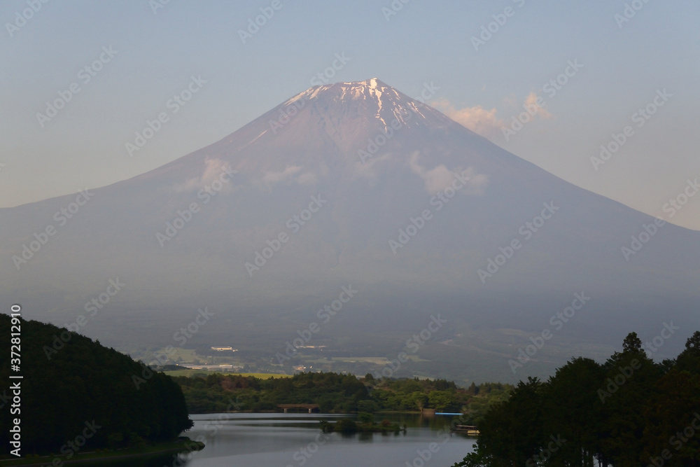 Fototapeta premium 夕景の富士山、田貫湖