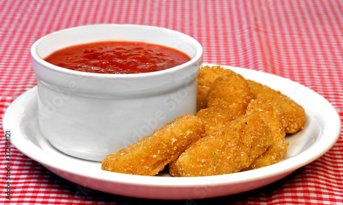 Φωτογραφία Mozzarella sticks and a bowl of marinara sauce.