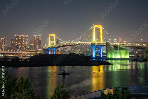 Tokyo skyline with the Rainbow Bridge © Tom