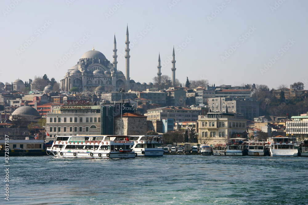 Obraz premium Istanbul, Turkey - Feb 20, 2007: Views of the Suleymaniye Mosque from Bosporus