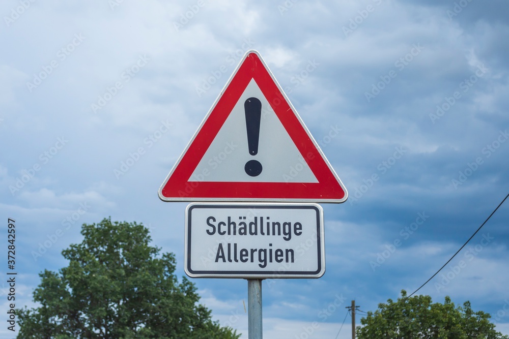 Warnschild vor Schädlingen, die Allergien auslösen können Warnschild vor Schädlingen, die Allergien auslösen können