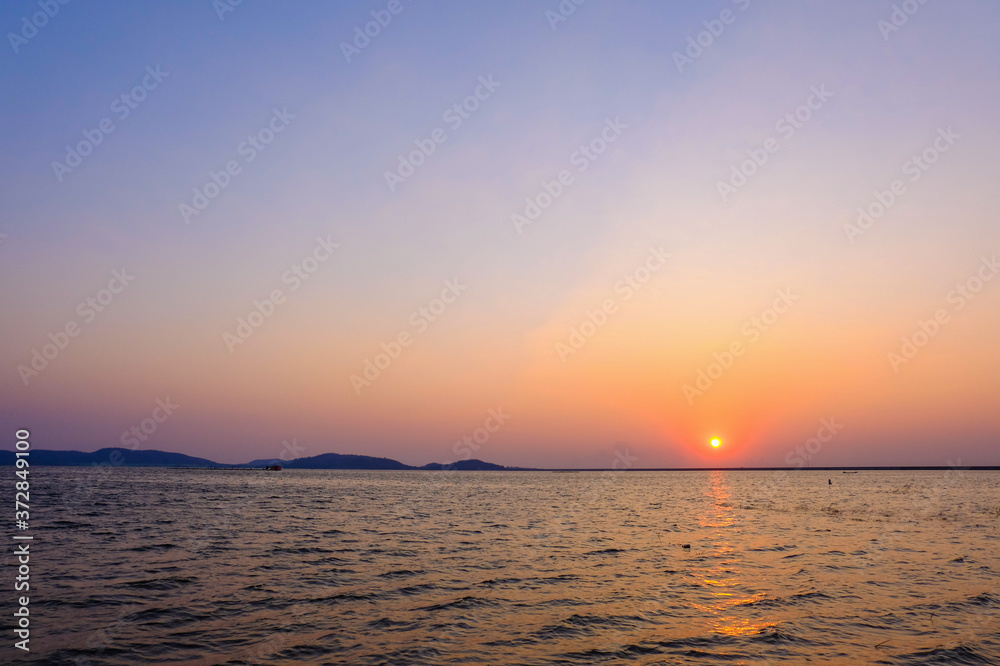 Obraz premium Beautiful sea scenery at sunset.