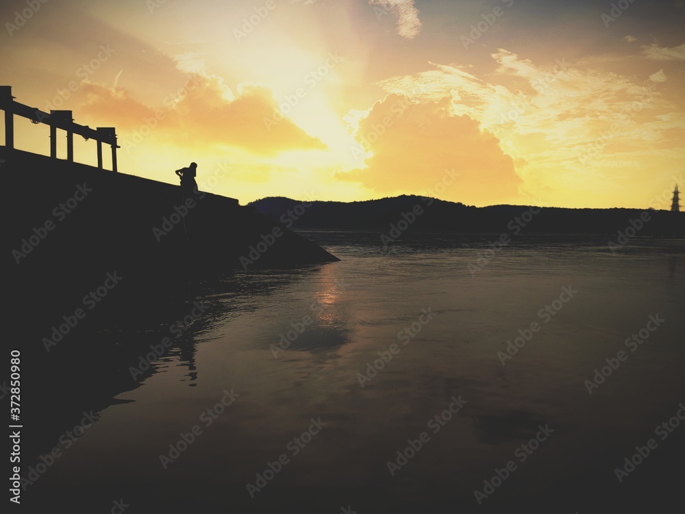 Fototapeta premium fishing at sunset