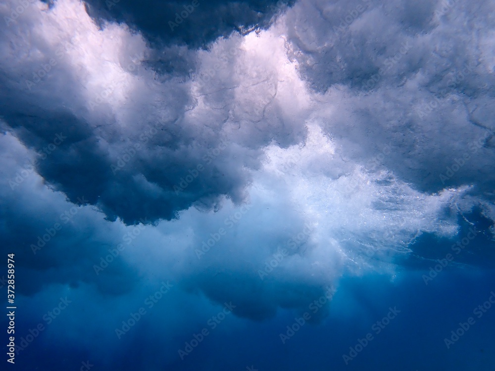 Naklejka premium Underwater sky