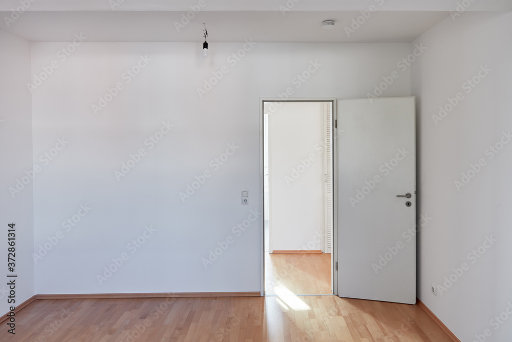 Tür und Wand im leeren Raum mit Hartholz Parkett Tür und Wand im leeren Raum mit Hartholz Parkett
