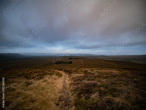Point de vue avec chemin dans les monts d'Arrée