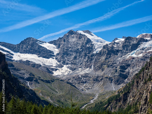 Alpine trail in the Gran Paradiso National Park © Nikokvfrmoto