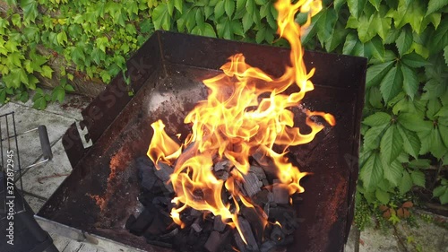 Holzkohlegrill grill Glut Flamme grillen Fleisch Feuer Holzkohle Rost Heiß