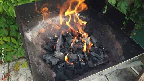 Holzkohlegrill grill Glut Flamme grillen Fleisch Feuer Holzkohle Rost Heiß