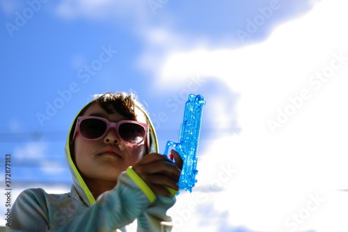 水鉄砲を構えた少女