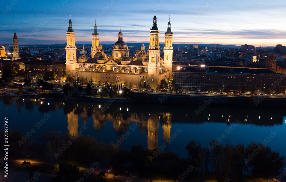 Obraz premium Night aerial view of Saragossa with Cathedral Basilica of Our Lady, Spain
