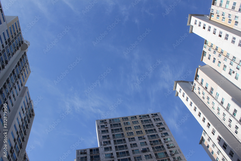 Obraz premium Apartment buildings at seoul , korea with blue sky