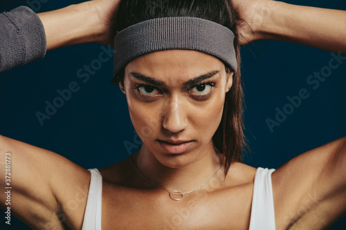 Valokuva Confident sportswoman with a headband