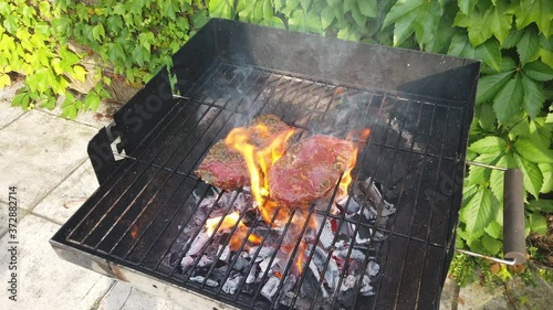 Holzkohlegrill grill Glut Flamme grillen Fleisch Feuer Holzkohle Rost Heiß