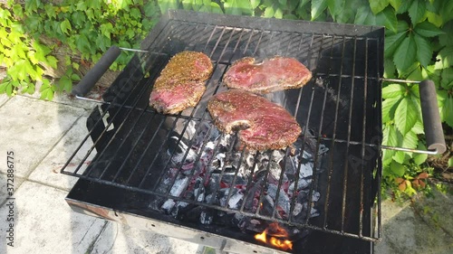 Holzkohlegrill grill Glut Flamme grillen Fleisch Feuer Holzkohle Rost Heiß