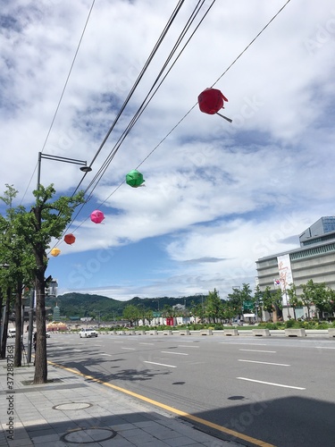 석가탄신일을 앞두고 연등이 달린 서울, 광화문