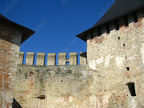 Obronna wieża zamku przy murze, Chocim, Ukraina