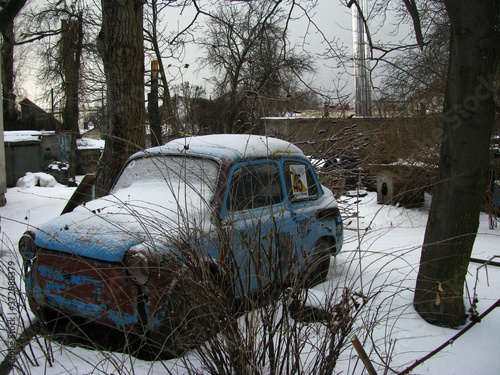 Wallpaper Mural Stary zaniedbany niebieski Zaporożec w podwórku zimą, Lwów, Ukraina Torontodigital.ca