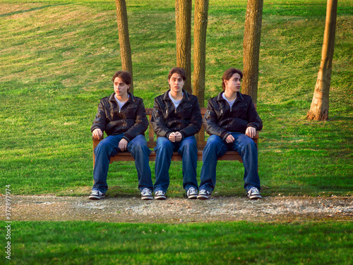 Φωτογραφία Three clones of the same man sitting on a bench