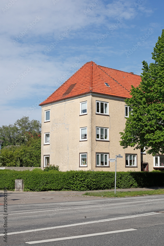 Monotones Wohnhaus an einer Straße liegend, Wohngebäude, Bremerhaven, Deutschland Monotones Wohnhaus an einer Straße liegend, Wohngebäude, Bremerhaven, Deutschland