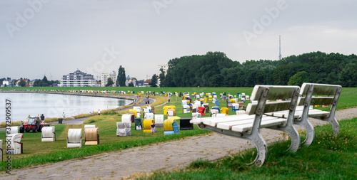Foto Park bench on top of a dike at the beach of Cuxhaven, Germany.