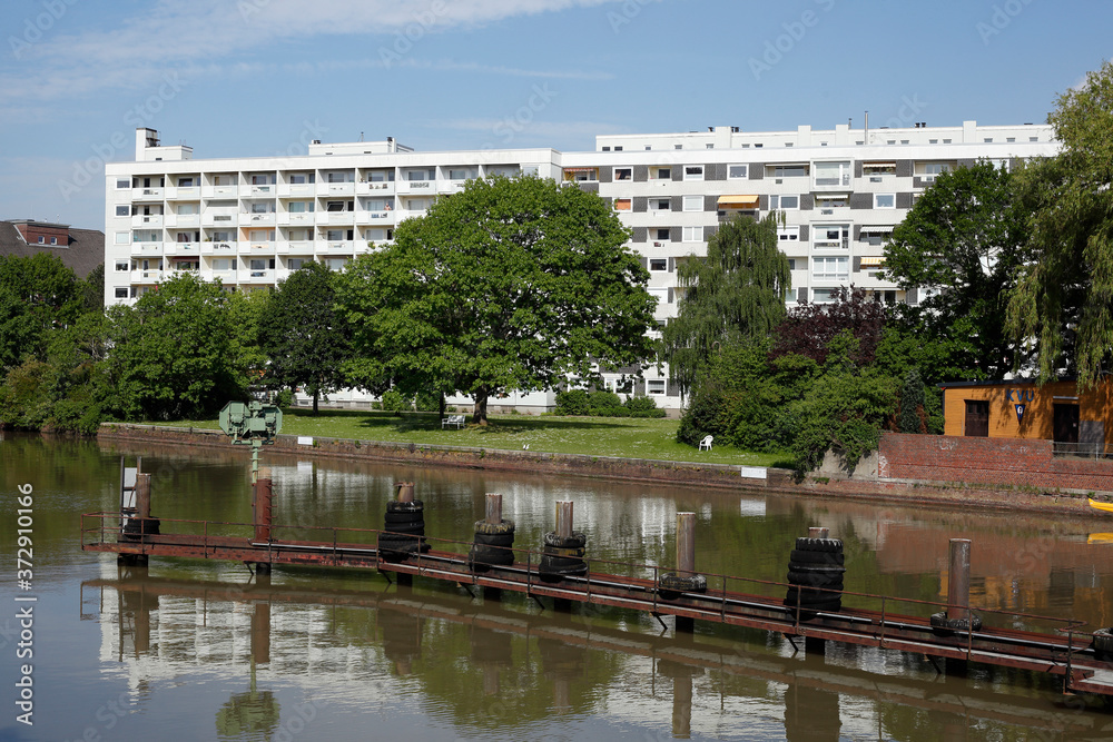 Monotones weisses  Wohnhaus an einem Gewässer liegend , Wohngebäude, Bremerhaven, Deutschland