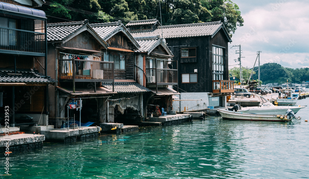 Obraz premium “Ine no Funaya (伊根の舟屋)” is a small village located in Ine town, Kyoto prefecture. Ine is a small town in northern Kyoto, approx 130km away from Kyoto city. The village stretches approx 5km along Ine B