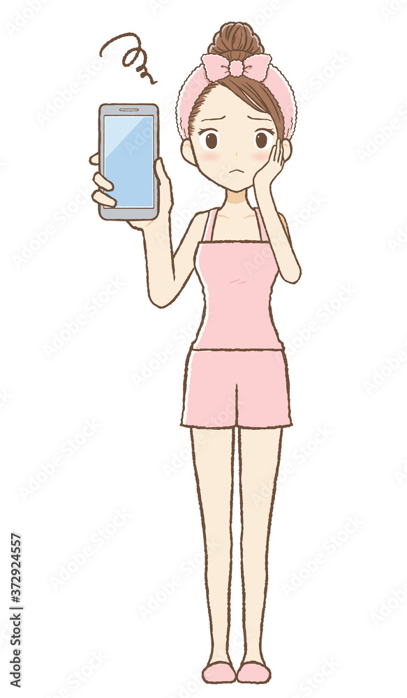 ルームウエアを着た女性がスマホを見て悩んでいる ルームウエアを着た女性がスマホを見て悩んでいる