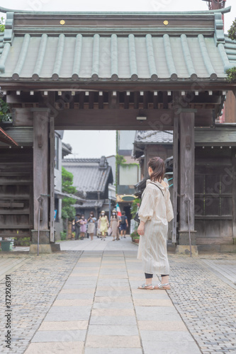 神社と女性 © 伸樹 櫻田