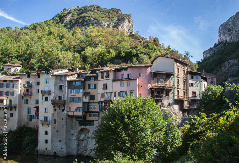 Maisons suspendues adossées à la montagne à Pont en Royans (Isère)
