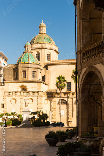 Mazara del Vallo. La piazza principale con la cupola del duomo 