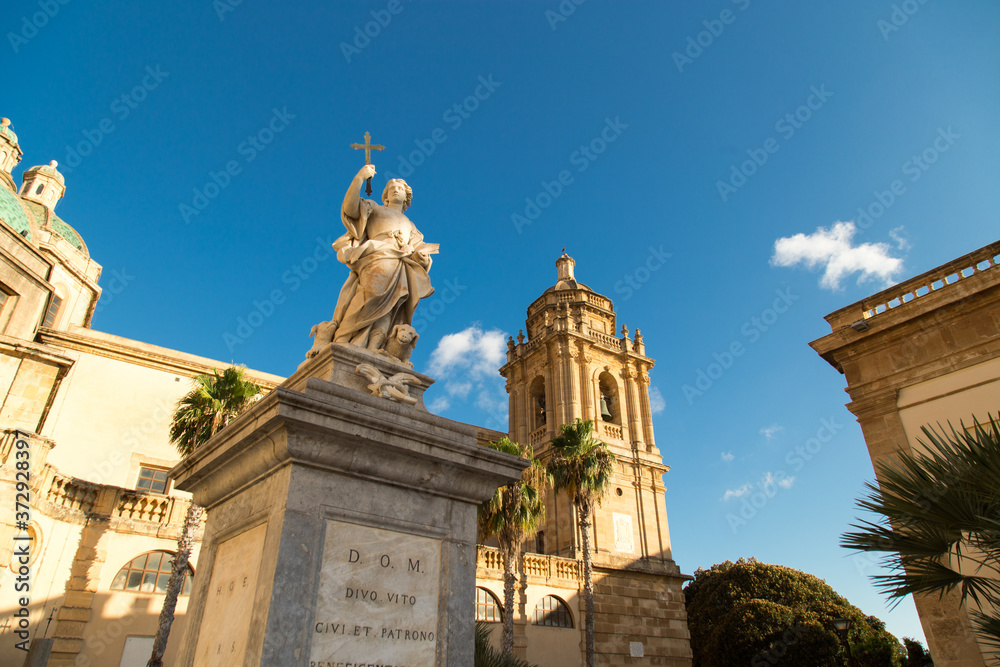 la statua di San Vito, patrono della Città di Mazara del Vallo. 