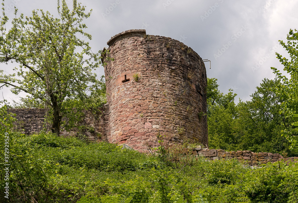 Wehrturm der Burg Freienstein in Gammelsbach in Oberzent im Odenwald, Hessen, Deutschland 