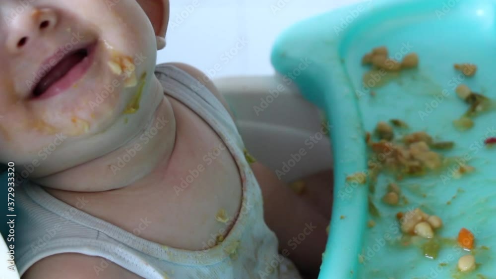 Bebé sonriente a la hora de la comida