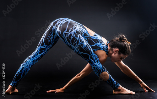 Giovane donna atletica si mantiene in forma praticando Yoga 