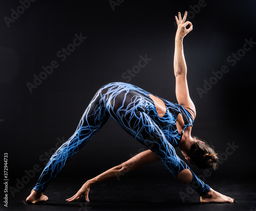 Giovane donna atletica si mantiene in forma praticando Yoga 