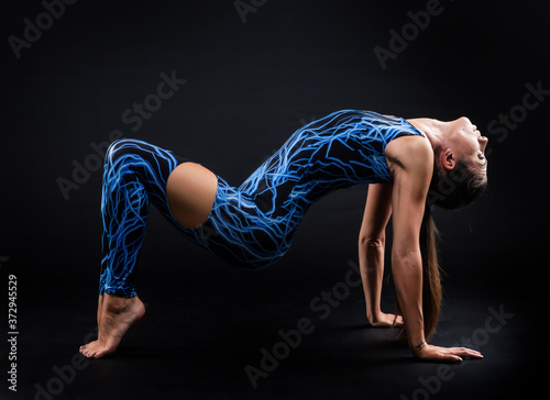 Giovane donna atletica si mantiene in forma praticando Yoga 