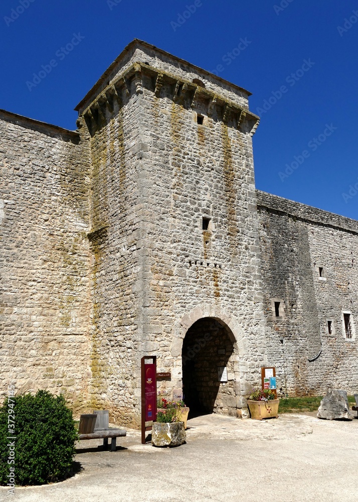 remparts-et-tour-d-entr-e-de-la-cavalerie-ancienne-commanderie-des