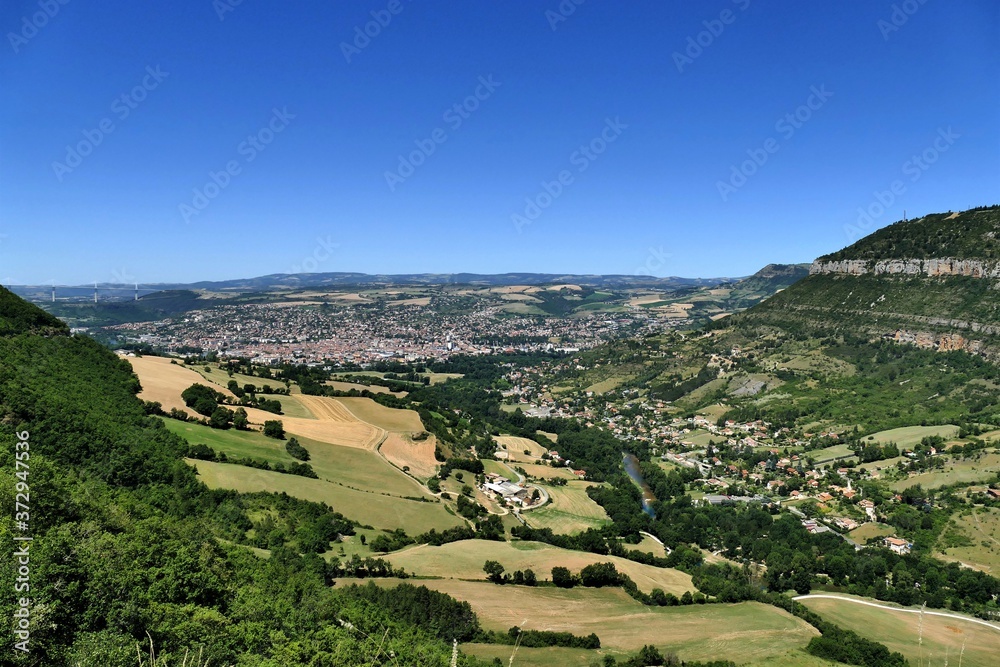 Vue aérienne de la vallée de la rivière Dourbie et de la ville de Millau