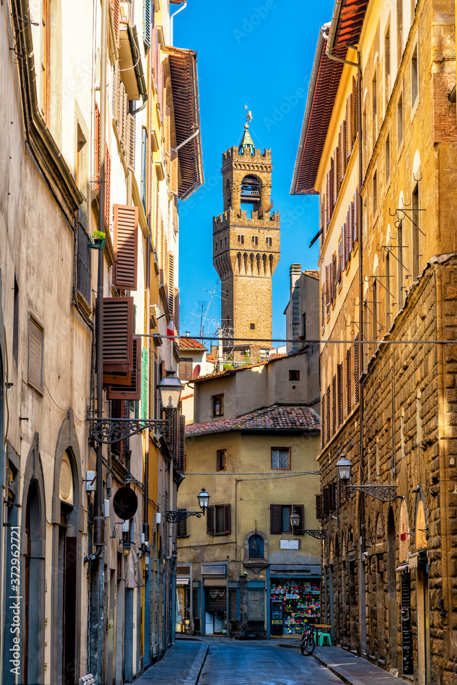 Florenz: Rathausturm aus einer Altstadtgasse gesehen. 