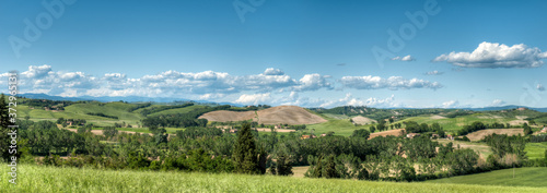 beau paysage de colline en Toscane en Italie au printemps avec champ de blé