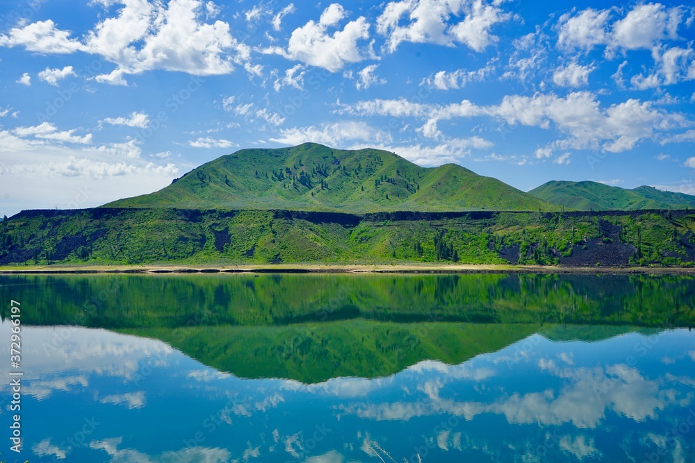 Fototapeta premium lake and mountains