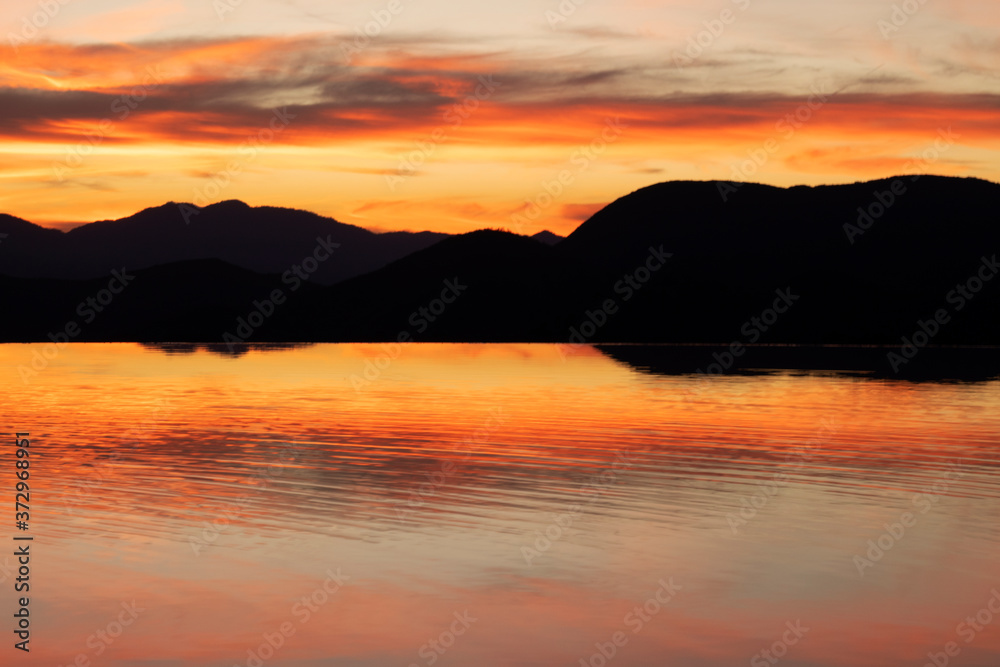 Amanecer Montañas, sol anaranjado y cielo 