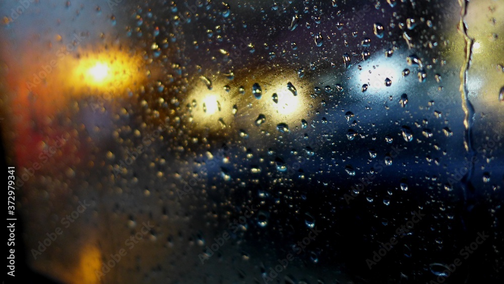 Chuva no vidro do táxi.