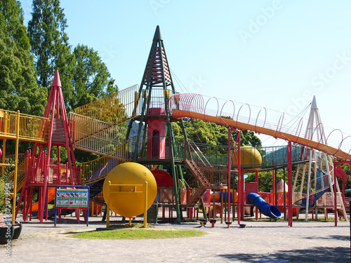 Wallpaper Mural 緑の多い晴天の日本の公園 Torontodigital.ca