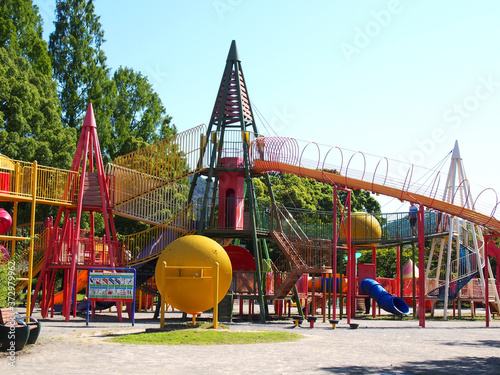 Wallpaper Mural 緑の多い晴天の日本の公園 Torontodigital.ca